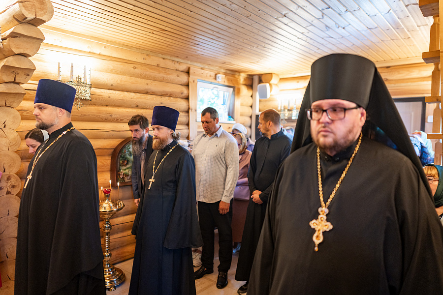 Архиерейское богослужение в храме преподобного Серафима Саровского посёлка Дрожжино Ленинского г.о.
